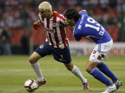 Adolfo Bautista trata de quitarse la marca de Olarra. AP  /