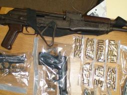 Al detenidos le aseguraron un rifle AR-47 y dos pistolas calibre .380, mil 940 dólares y 50 mil pesos. ESPECIAL  /
