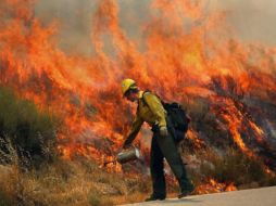 El fuego continúa pero no se han reportado víctimas humanas. AP  /