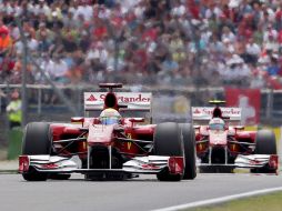 Los pilotos de Ferrari Felipe Massa y Fernando Alonso se vieron involucrados en otra polémica decisión de su escudería. EFE  /