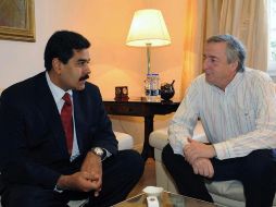 El ministro venezolano de Relaciones Exteriores (izquierda), habla con el actual secretario general de la Unasur, Néstor Kirchner. EFE  /