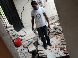 La vivienda de un hondureño fue afectada por la activación de una falla en la colonia Obrera de Comayagüela en Tegucigalpa. EFE  /