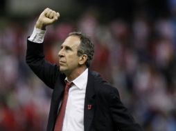 El entrenador de U. de Chile al término del enfrentamiento ante las Chivas. AP  /