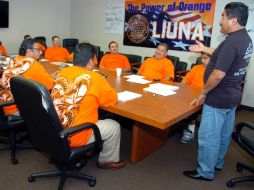 Un grupo de activistas en California se reúne para discutir acciones a tomar. EFE  /