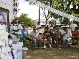 Grupos organizados de inmigrantes mantienen una vigilia afuera del capitolio de Arizona en espera de resoluciones a la ley. REUTERS  /