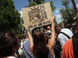 Manifestantes celebran en Phoenix, Arizona, tras el anuncio de la jueza que bloqueó partes de la ley antiinmigrante. AFP  /