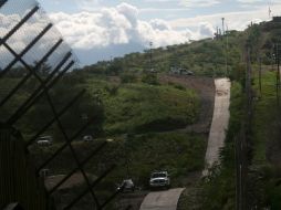 Varios vehículos de la Patrulla Fronteriza circulan hoy cerca de la barda que divide Nogales, Arizona, y Nogales, Sonora. REUTERS  /