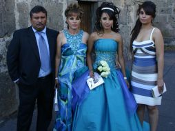 La quinceañera con sus papás, Luis Fernando Villa y Rosa González, y su hermana Rocío.  /