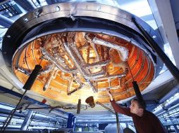 Un prototipo de bomba de vacío que será utilizado en el proceso es inspeccionada. ITER.ORG  /