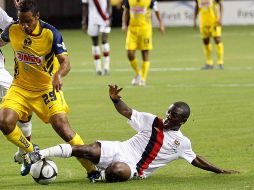 El Wright-Phillips barre por el balón conducido por Jean Beausejour. AFP  /