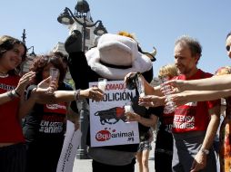 Miembros del Partido Antitaurino brindan tras la decisión del Parlamento catalán. EFE  /