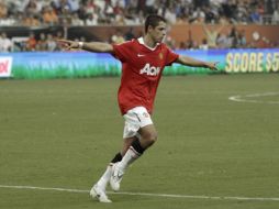 El 'Chicharito' festejando su primer gol con el Manchester United. AP  /