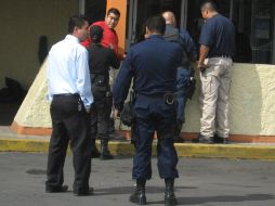 El explosivo falso en la plaza comercial Las Lomas fue colocado a las afueras de un banco. O. RUVALCABA  /