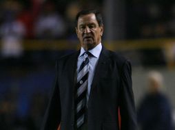 Enrique Meza recibe un homenaje por dirigir a México en el amistoso ante Esapaña. JAMMEDIA  /
