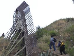 Los migrantes dejan todo en Arizona para volver a México. AP  /