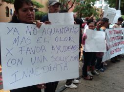 Los vecinos se reunieron afuera de las instalaciones de la CEDHJ para denunciar la desaparición de uno de ellos. R. ZAPATA  /