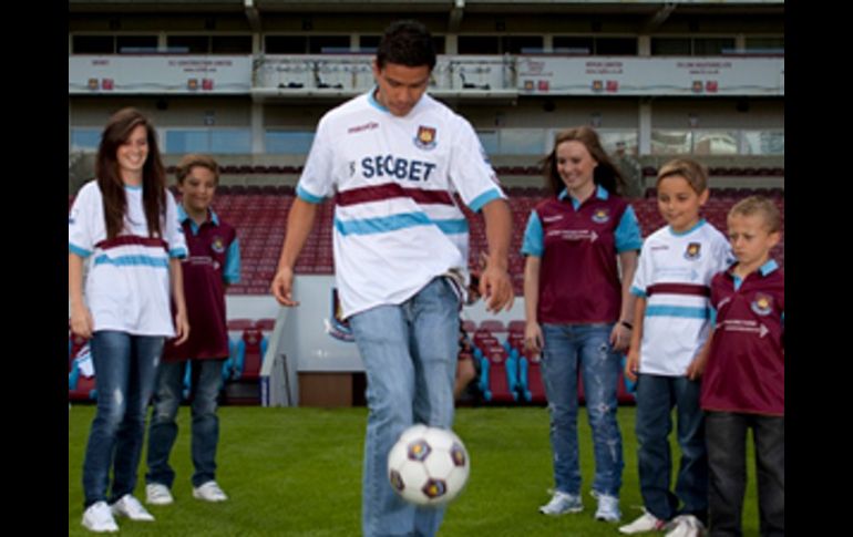 El mediocampista mexicano Pablo Barrera con la playera del West Ham United. SITIO WEB DEL WEST HAM  /