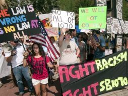 Jóvenes protestan este jueves contra de la ley SB1070, en las afueras de un edificio estatal en Tucson, Arizona. EFE  /