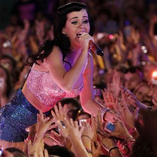 Katy Perry le hace honor a su canción ''I kissed a girl''