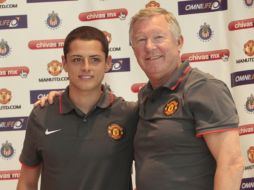 Sir Alex Ferguson (der.)  junto a Javier ‘Chicharito’ Hernández. S. NUÑEZ  /