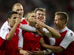 Jugadores del AZ Alkmaar celebran tras anotar contra el IFK Goteborg. EFE  /