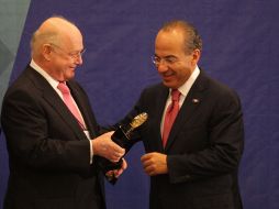 El empresario Juan Beckmann recibió el reconocimiento de manos del Presidente de México, Felipe Calderón. A. CAMACHO  /