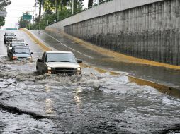 Las lluvias de las últimas horas inundaron el túnel en las avenidas Vallarta y Rafael Sanzio. E. PACHECO  /