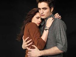 La saga de Meyer, integrada por Crepúsculo, Luna nueva, Eclipse y Amanecer, ha logrado vender un millón 800 mil ejemplares. ESPECIAL  /