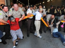 Varios opositores a la ley Arizona protestan afuera de la oficina del alguacil de Maricopa, Joe Arpaio. AFP  /