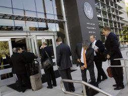 Un grupo de abogados entran a la primer audiencia en la que presentaron las demandas contra los BP, en Boise (Ohio). AP  /