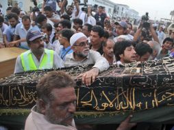 Paquistaníes reciben los restos de algunas de las víctimas del accidente del avión. EFE  /