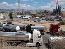 Se permitirá la circulación de los camiones-cisterna de combustible para abastecer las regiones periféricas. EFE  /
