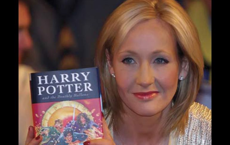 La escritora ha tenido un gran éxito con la saga de libros y películas de Harry Potter. ESPECIAL  /