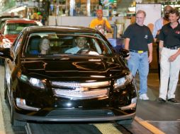 El presidente de EU, en su visita a General Motors. EFE  /