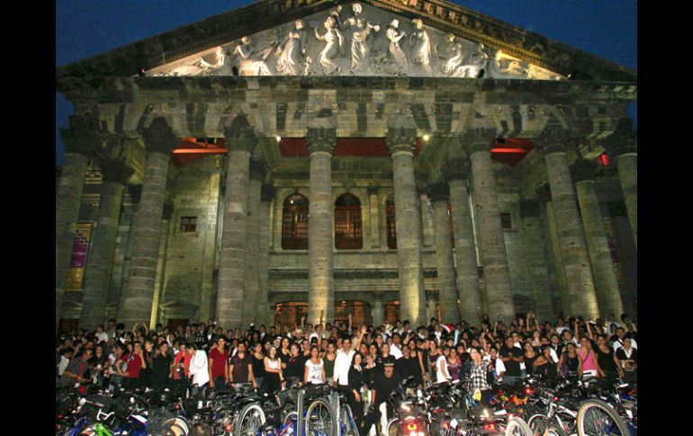 Algunos de los ciclistas que se dieron cita en la celebración de “Al teatro en bici”.E. PACHECO  /