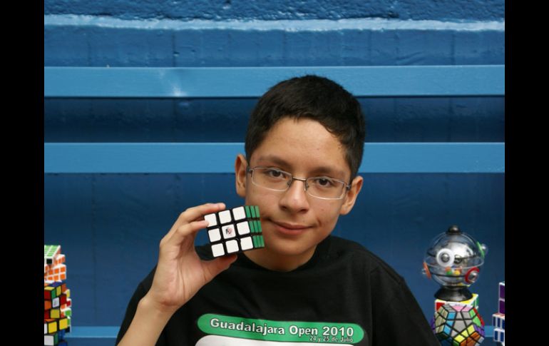 Jorge Leonardo aspira ser el campeón mundial de Cubo Rubik en 2011. N. GUTIÉRREZ  /