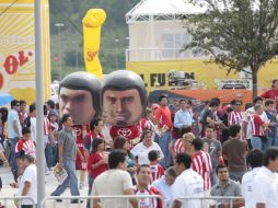 Miles de aficionados se dieron cita para el partido inaugural. E. PACHECO  /