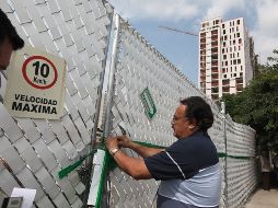 Personal del Ayuntamiento tapatío retiró ayer los sellos de clausura en Horizontes Chapultepec. ESPECIAL  /