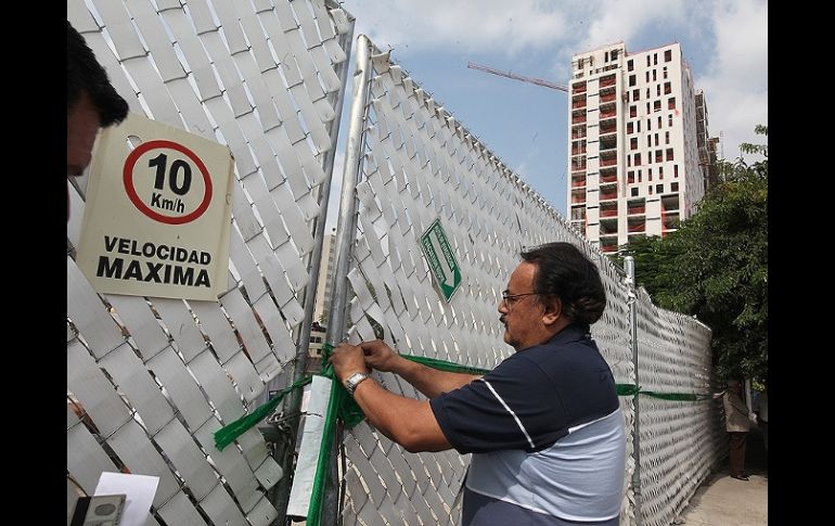 Personal del Ayuntamiento tapatío retiró ayer los sellos de clausura en Horizontes Chapultepec. ESPECIAL  /