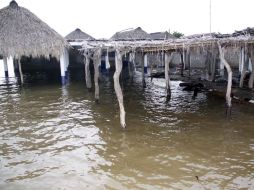 Las fuertes lluvias en la Playa San Vicente, Oaxaca, han obligado a familias a abandonar negocios y hogares.  NTX  /