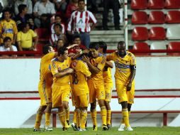 Los jugadores de Tigres celebran el gol anotado hoy contra Necaxa en el Victoria. MEXSPORT  /