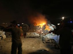 La Policía israelí estudia los restos de un cohete del tipo Katyusha que impactó en una zona residencial de la Franja de Gaza. AFP  /