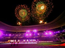 Al final de la ceremonia de inauguración, fuegos pirotécnicos techaron el nuevo Estadio Omnilife. NTX  /