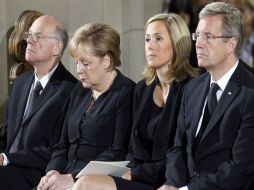 Angela Merkel (centro) y Christian Wulff (der.) asistieron al funeral en la ciudad alemana de  Duisburgo. AFP  /