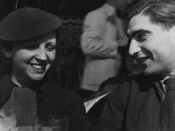 Fotografía de la fotógrafa Gerda Taro y el fotorreportero Robert Capa. EFE  /