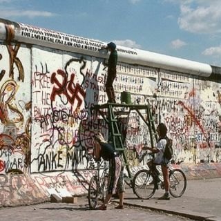 Los garabatos de los turistas quedan plasmados en el Muro de Berlín