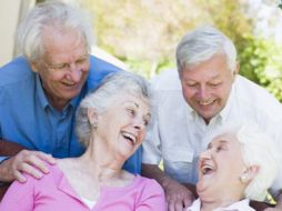 Las personas de la tercera edad deben llevar una dieta balanceada y hacer ejercicio. ESPECIAL  /