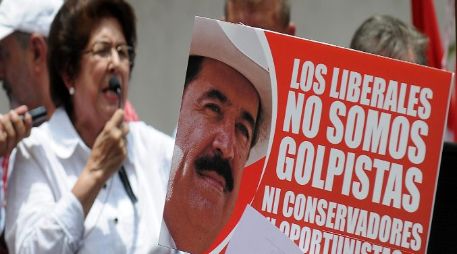 José Manuel Zelaya (en el cartel) fue retirado de su cargo tras el golpe de Estado de junio del 2009. EFE  /