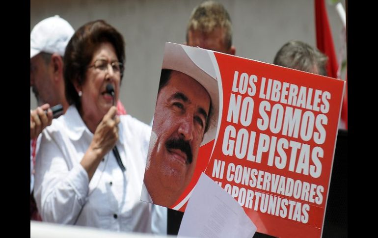 José Manuel Zelaya (en el cartel) fue retirado de su cargo tras el golpe de Estado de junio del 2009. EFE  /