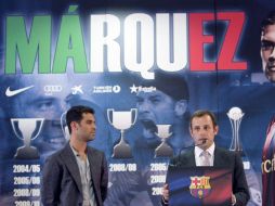 El presidente de FC Barcelona, Sandro Rosell (der.) y el mexicano Rafael Márquez. EFE  /